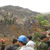 Lực lượng cứu hộ đào bới tìm kiếm người bị nạn. (Ảnh: Thảo Nguyên/TTXVN)