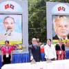 Chủ tịch Quốc hội Nguyễn Sinh Hùng và Chủ tịch Quốc hội Lào Pany Yathotou bấm nút khởi công xây khu di tích. (Ảnh: Nhan Sáng/TTXVN)