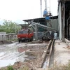 Nhà máy hoạt động, xả nước thải tràn lan, gây ô nhiễm môi trường. (Ảnh: Công Thử/TTXVN)