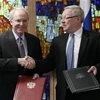 Đại sứ Mỹ tại Nga John Beyrle (trái) và Thứ trưởng Ngoại giao Sergei Ryabkov trao đổi công hàm cho các thỏa thuận hợp tác hạt nhân dân sự. (Ảnh: Reuters)