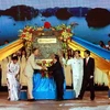 Bộ trưởng Bộ Văn hoá, Thể thao và Du lịch, Chủ tịch tỉnh Quảng Ninh nhận biểu tượng do Chủ tịch New7Wonders Bernard Weber trao tặng. (Ảnh: Anh Tuấn/TTXVN)