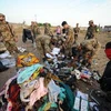 Lực lượng cứu hộ và binh sĩ Pakistan tìm kiếm các nạn nhân vụ tai nạn ở Hussain Abad ngày 21/4. (Ảnh: AFP/TTXVN)