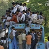 Xe buýt ở Ấn Độ thường xuyên chở quá số người quy định. (Ảnh: Reuters)