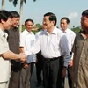 Chủ tịch nước Trương Tấn Sang gặp gỡ đại diện các doanh nghiệp của tỉnh. (Ảnh: Nguyễn Khang/TTXVN)
