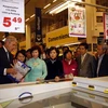 Tổng giám đốc tập đoàn Metro Muller giới thiệu với các vị khách quý về sản phẩm cá basa Việt Nam siêu thị Metro ở Berlin. (Ảnh: Văn Long-Thanh Hải/Berlin)