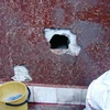 Lực nổ làm bức tường của nhà bố anh Dũng bị thủng một lỗ lớn. (Ảnh: Dân Việt)