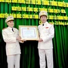 Thượng tướng Trần Đại Quang, Bộ trưởng Bộ Công An trao tặng danh hiệu Anh hùng lực lượng vũ trang nhân dân cho Trung tướng Nguyễn Xuân Xinh. (Ảnh: baocantho)