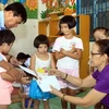 Đại diện Quỹ "Vì nỗi đau da cam " của TTXVN tổ chức thăm hỏi, tặng quà cho 10 trẻ em nhiễm chất độc da cam/dioxin. (Ảnh: TTXVN) 
