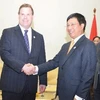Bộ trưởng Ngoại giao Việt Nam Phạm Bình Minh gặp Bộ trưởng Ngoại giao Canada John Baird. (Ảnh: Trần Chí Hùng/TTXVN)
