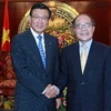 Chủ tịch Quốc hội Nguyễn Sinh Hùng và ông Park Sam Koo. (Ảnh: Nhan Sáng/TTXVN)