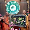 Pháp Chủ Giáo hội Phật Giáo Việt Nam Thích Phổ Tuệ tặng bức tranh cho Đại Tăng Thống Tep Vong. (Ảnh: Nguyễn Dân/TTXVN)