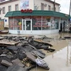 Cảnh ngập lụt trên các đường phố ở Krasnodar. (Nguồn: AFP/TTXVN)