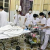Cấp cứu các nạn nhân tại Bệnh viện Việt Tiệp. (Ảnh: Minh Thu/TTXVN)