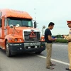 Kiểm tra giấy tờ của chủ xe vi phạm đi lấn làn đường trên quốc lộ 1A đoạn Bắc Giang-Lạng Sơn. (Ảnh: Doãn Tấn/TTXVN)
