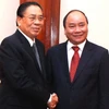 Chủ tịch Chumma ly Saynhason tiếp Phó Thủ tướng Nguyễn Xuân Phúc. (Ảnh: Hoàng Chương/Vietnam+) 