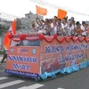 Các cầu thủ SHB Đà Nẵng được đón chào trên các xe hoa diễu hành trên phố. (Ảnh: Trần Lê Lâm/TTXVN)