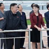 Nhà lãnh đạo Kim Jong-un và phu nhân Ri Sol Ju thị sát một công viên mới. (Nguồn: THX/TTXVN)