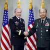 Chủ tịch Hội đồng Tham mưu trưởng liên quân Mỹ Martin Dempsey và người đồng cấp Hàn Quốc Jung Seung-jo. (Ảnh: AP)
