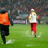 Sự cố mái che khiến sân vận động Kazimierz Gorski ngập nước. (Nguồn: Reuters)