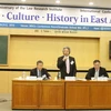 Giáo sư Võ Khánh Vinh (giữa) đang trình bày tham luận về "Luật Biển Việt Nam". (Nguồn: Anh Nguyên/Vietnam+)