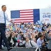 Tổng thống Barack Obama vẫy chào những người ủng hộ trong cuộc gặp gỡ vận động tranh cử. (Ảnh: AFP/TTXVN)