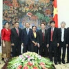 Phó Thủ tướng Nguyễn Xuân Phúc chụp ảnh chung với các đại biểu. (Ảnh: Dương Giang/TTXVN)
