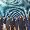 Các nhà lãnh đạo ASEAN tại Lễ khai mạc Hội nghị cấp cao ASEAN lần thứ 21sáng 18/11 tại Phnom Penh. (Ảnh: Chí Hùng/TTXVN)
