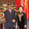 Phó Chủ tịch nước Nguyễn Thị Doan đón Tổng thống khu bán tự trị Dandiba Ali Mohamed Shenin. (Ảnh: Thống Nhất/TTXVN)