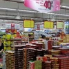 Khách hàng mua sắm tại siêu thị Co.op mart Phú Thọ. (Ảnh: Thanh Vũ/TTXVN)