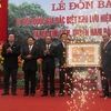 Phó Thủ tướng Nguyễn Xuân Phúc trao bằng xếp hạng Khu lưu niệm Chủ tịch hồ Chí Minh là Di tích Quốc gia đặc biệt cho Lãnh đạo tỉnh Nghệ An.(Nguồn: Nguyễn Văn Nhật/TTXVN)