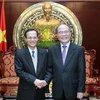 Chủ tịch Quốc hội Nguyễn Sinh Hùng tiếp ông Coukeo Akhamunty, Chủ nhiệm Ủy ban Đối ngoại của Quốc hội Lào. (Ảnh: Nhan Sáng/TTXVN)