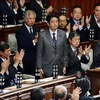 Các thành viên Quốc hội chúc mừng ông Shinzo Abe sau khi ông được bầu làm Thủ tướng mới. (Nguồn: AFP/TTXVN)