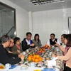 Tổng Lãnh sự Nguyễn Thị Nhã (phải) làm việc với lãnh đạo Hiệp Hội Môi giới Lao động Nước ngoài tại Macau. (Nguồn: Hà Ngọc/Vietnam+)