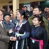 Chủ tịch Quốc hội Nguyễn Sinh Hùng gặp gỡ nhân dân xã Thiện Kỵ, huyện Hữu Lũng. (Ảnh: Nhan Sáng/TTXVN)
