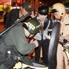 Lực lượng chức năng tiến hành kiểm tra các quán bar lớn trên đường Hồ Huấn Nghiệp-Phường Bến Thành, quận 1, TP.HCM. (Ảnh: TTXVN)