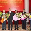 Chủ nhiệm Văn phòng Chủ tịch nước Lào trao Huân chương Hữu nghị của Lào cho các lãnh đạo và nguyên lãnh đạo Văn phòng Chủ tịch nước Việt Nam. (Ảnh: Dương Giang/TTXVN)