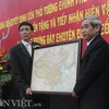 Nhà sưu tập Trần Mạnh Tuấn hiến tặng bản đồ cho đại diện của bảo tàng lịch sử quốc gia. (Nguồn: Dân Việt)
