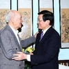 Chủ tịch nước Trương Tấn Sang chúc Tết nhà văn Vũ Tú Nam. (Ảnh: Nguyễn Khang/TTXVN)