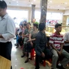Nhiều người dân ngồi xếp hàng dài chờ đến lượt giao dịch tại Công ty vàng bạc đá quý Sài Gòn SJC sáng nay. (Ảnh: VnExpress)