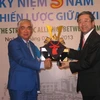Ông Lê Hùng Dũng, Chủ tịch HĐQT Eximbank và ông Hiroshi Minoura, Phó Tổng giám đốc SMBC tại lễ kỷ niệm. (Ảnh Hà Huy HIệp/Vietnam+) 