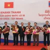 Phó Thủ tướng Lào Somsavat Lengsavad trao các phần thưởng của Chính phủ Lào cho các cá nhân, tập thể của VN thực hiện dự án công trình Quốc lộ 2E. (Ảnh: Xuân Tiến/TTXVN)
