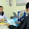 Nhân viên y tế tư vấn, giám sát điều trị cho người có HIV. (Ảnh: Dương Ngọc/TTXVN)