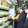 Phó Thủ tướng Nguyễn Thiện Nhân kiểm tra điểm bán “Gà đồi Yên Thế” tại Haprofood, Hà Nội. (Ảnh: An Đăng/TTXVN)