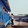 Học sinh Việt kiều trên Biển Hồ và ngôi trường mới. (Nguồn: Xuân Khu/Vietnam+)