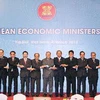 Các Bộ trưởng Kinh tế ASEAN chụp ảnh chung. (Ảnh: Thống Nhất/TTXVN)