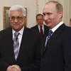 Tổng thống Nga Vladimir Putin (phải) và Tổng thống Palestin Mahmoud Abbas (trái). (Ảnh: AFP/TTXVN)