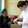 Khám cho bệnh nhân mắc bệnh Hội chứng viên da dày sừng bàn tay, bàn chân. (Ảnh: Nguyễn Đăng Lâm/TTXVN)