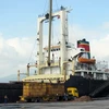 Hàng gỗ dăm được đưa lên tàu để xuất khẩu ở cảng Hòn La. (Ảnh: baoquangbinh.vn)