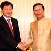 Phó Thủ tướng Somsavad Lengsavath tiếp ông Lê Minh Khái, Phó Tổng Kiểm toán Nhà nước. (Ảnh: Hoàng Chương/Vietnam+)