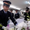 Lãnh đạo nhà ga Kasumigaseki, Kiyoharu Sato, đặt hoa tưởng niệm các nạn nhân. (Nguồn: Mainichi)